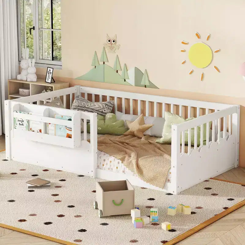 Letto a terra per bambini Bellemave con recinzione rialzata e libreria, struttura letto matrimoniale in legno Montessori per bambine e bambini