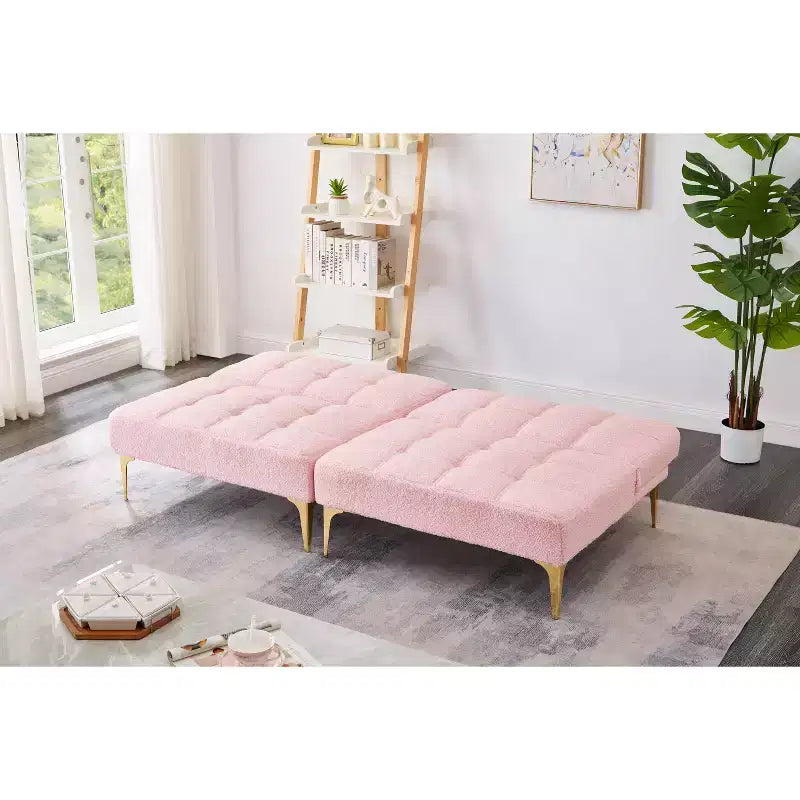Comodo divano futon in tessuto Teddy con gambe in metallo dorato, schiuma e molle per soggiorno, rosa