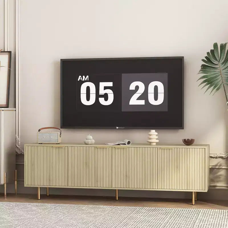 Mobile TV moderno con scanalature da 69" per TV da 55"+, console multimediale in MDF nera con 4 ante portaoggetti e gambe dorate