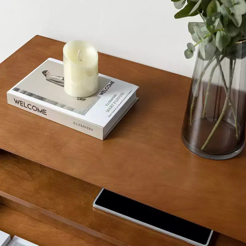 Tavolino finale Margery Mid-century Modern con 2 cassetti, prese integrate, gestione cavi e ripiano aperto