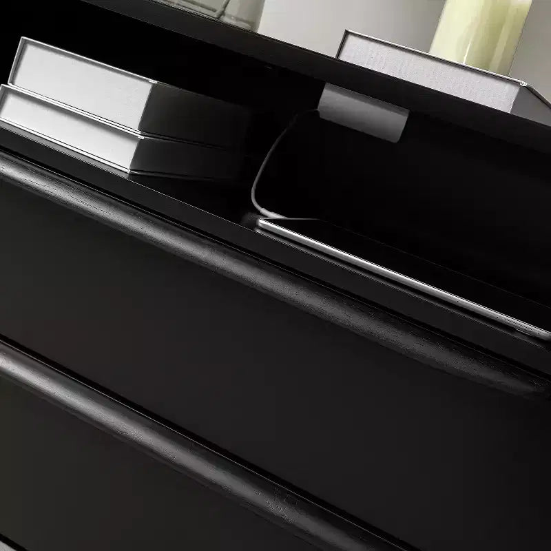 Tavolino finale Margery Mid-century Modern con 2 cassetti, prese integrate, gestione cavi e ripiano aperto