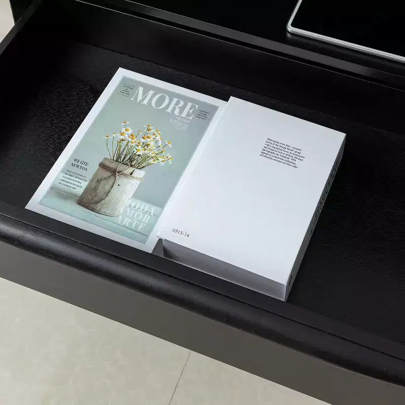 Tavolino finale Margery Mid-century Modern con 2 cassetti, prese integrate, gestione cavi e ripiano aperto