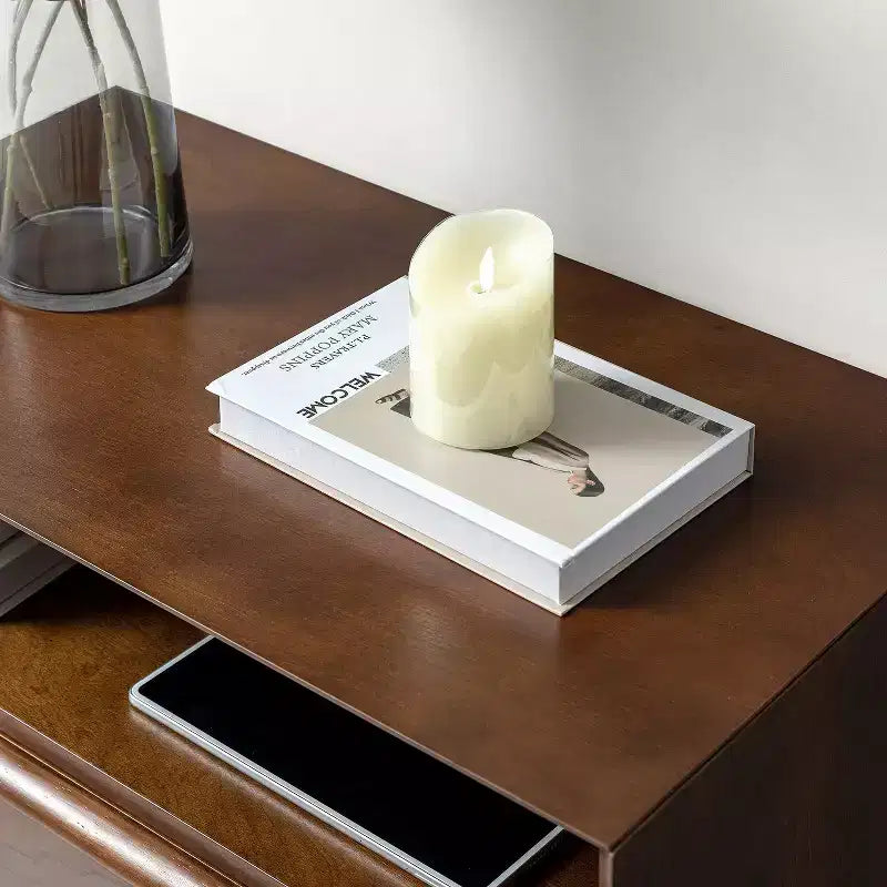 Tavolino finale Margery Mid-century Modern con 2 cassetti, prese integrate, gestione cavi e ripiano aperto