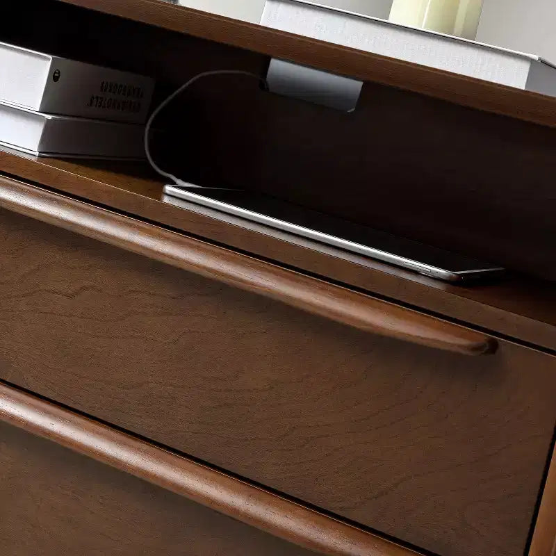 Tavolino finale Margery Mid-century Modern con 2 cassetti, prese integrate, gestione cavi e ripiano aperto