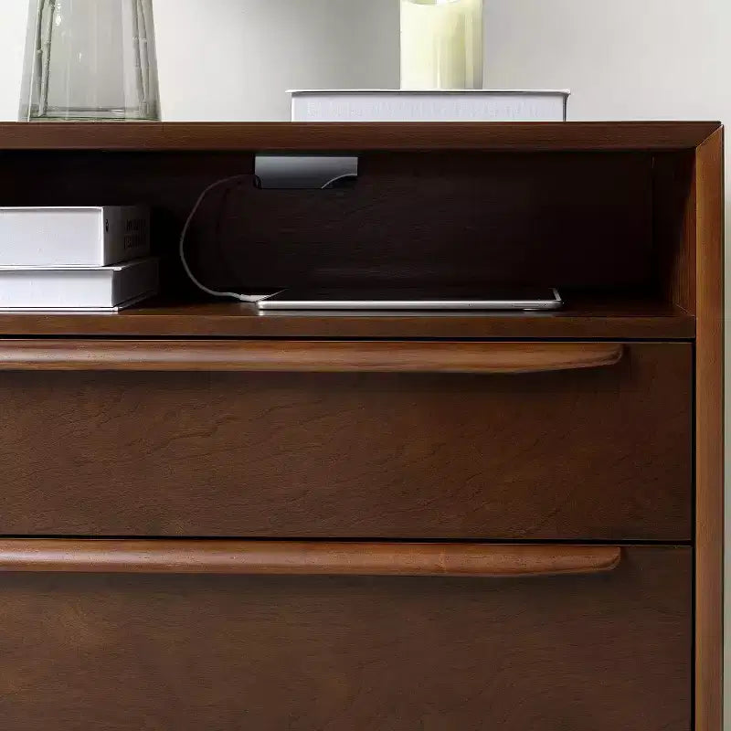 Tavolino finale Margery Mid-century Modern con 2 cassetti, prese integrate, gestione cavi e ripiano aperto