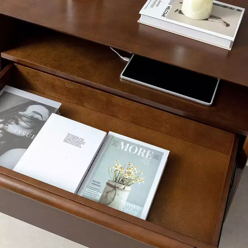 Tavolino finale Margery Mid-century Modern con 2 cassetti, prese integrate, gestione cavi e ripiano aperto