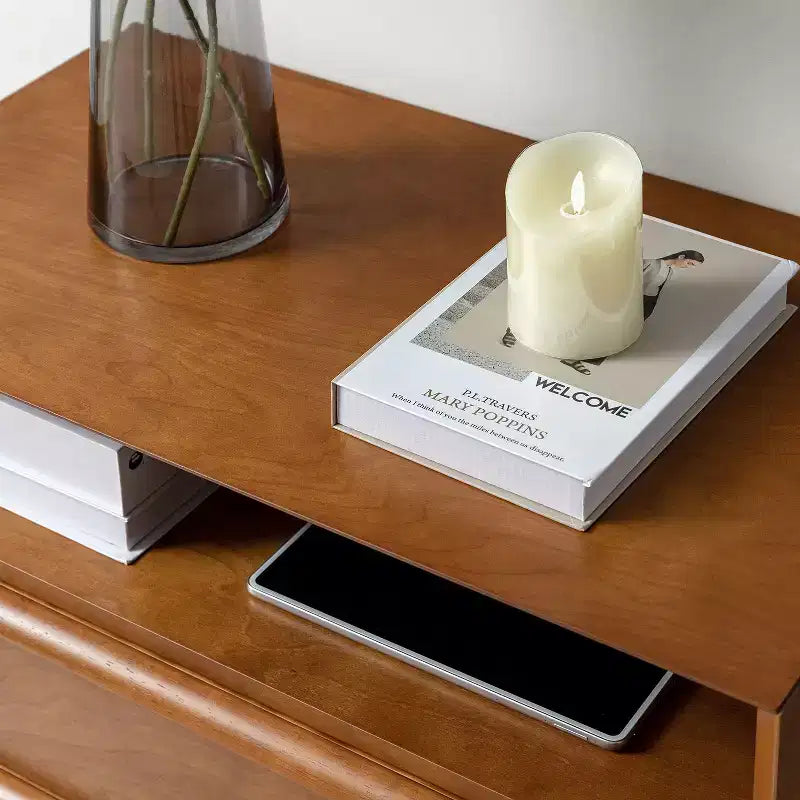 Tavolino finale Margery Mid-century Modern con 2 cassetti, prese integrate, gestione cavi e ripiano aperto