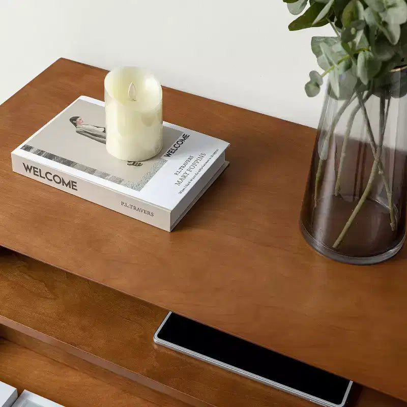 Tavolino finale Margery Mid-century Modern con 2 cassetti, prese integrate, gestione cavi e ripiano aperto